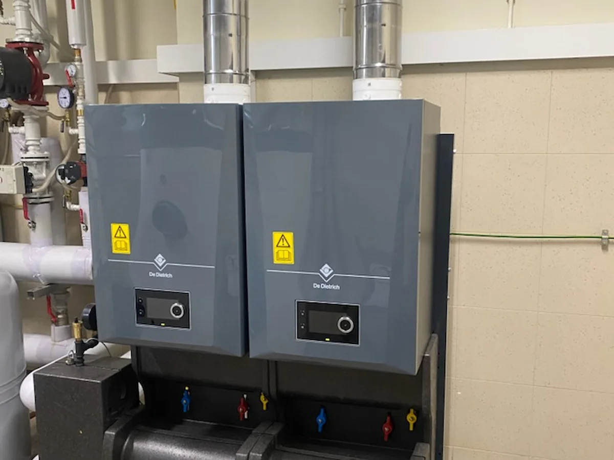 Dwa kotły De Dietrich połączone z instalacją grzewczą