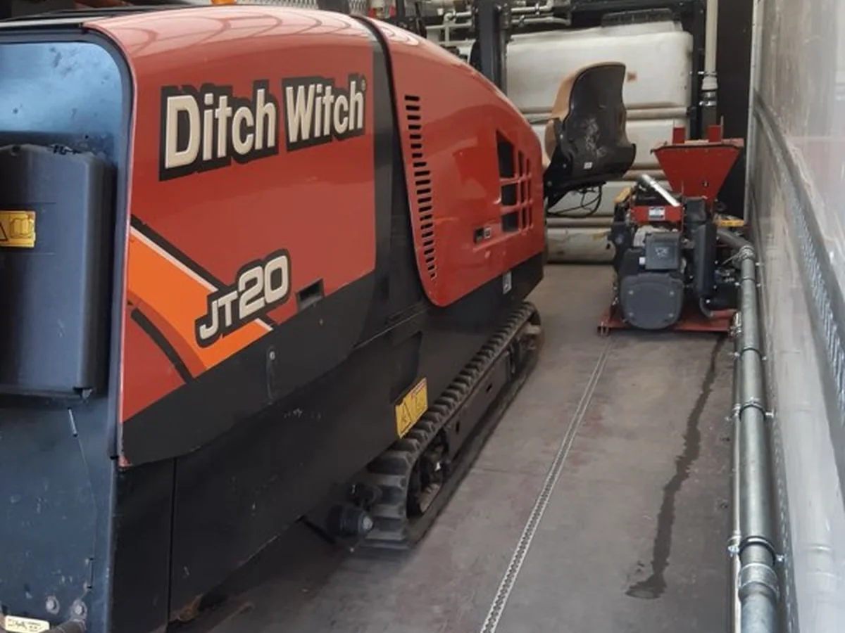 Wiertnica Ditch Witch JT20 wykorzystywana do przewiertów pod drogami