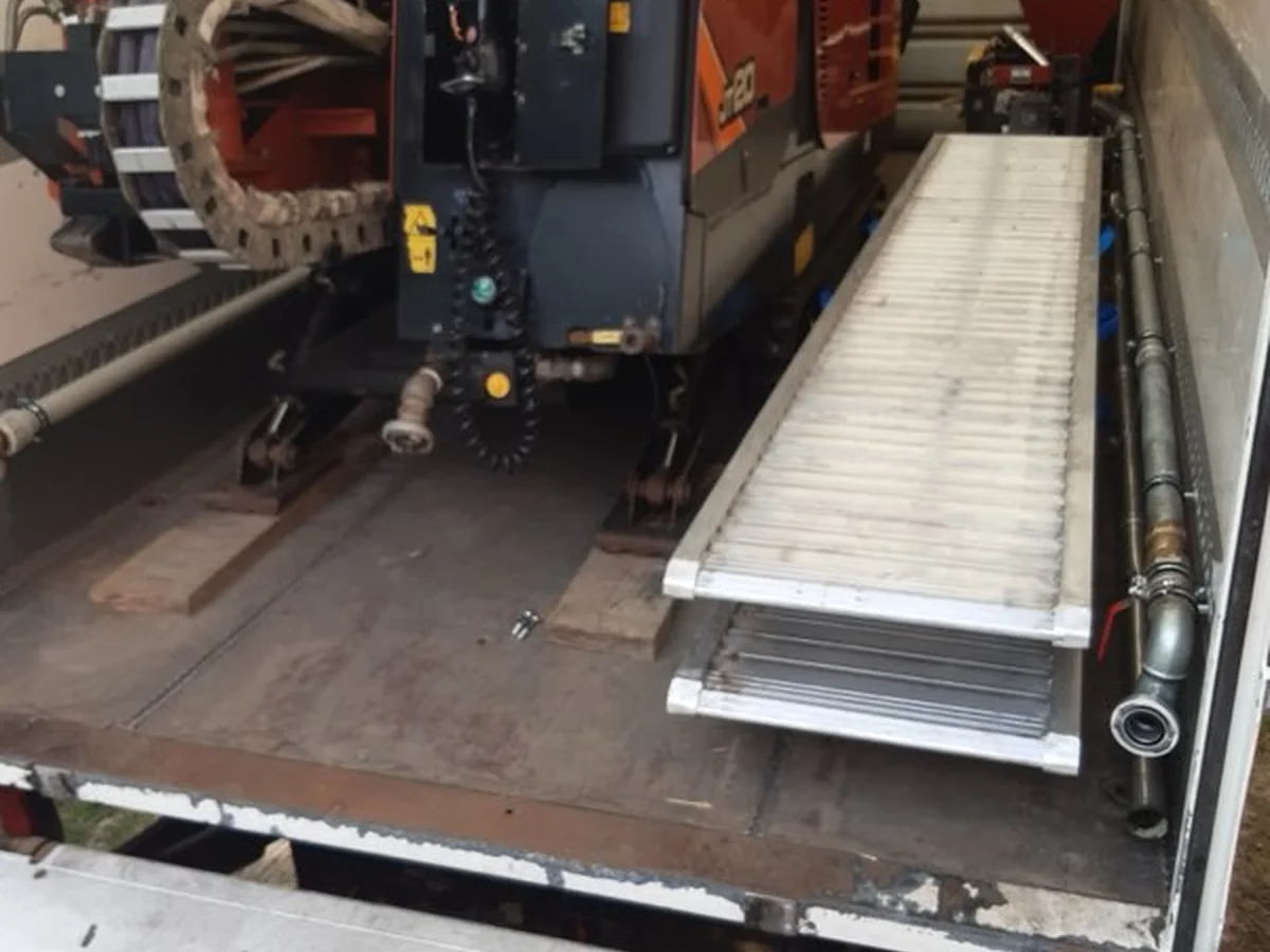 Wiertnica Ditch Witch JT20 przygotowana do transportu na inwestycję